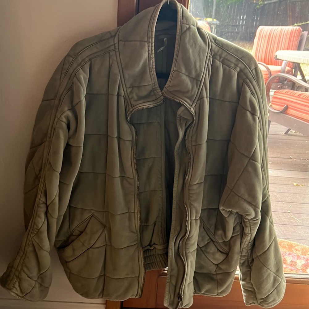 Hardly worn, excellent condition. No smells. Like new.